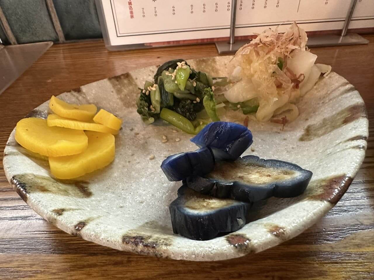 居酒屋での野菜おつまみの漬物盛り合わせ